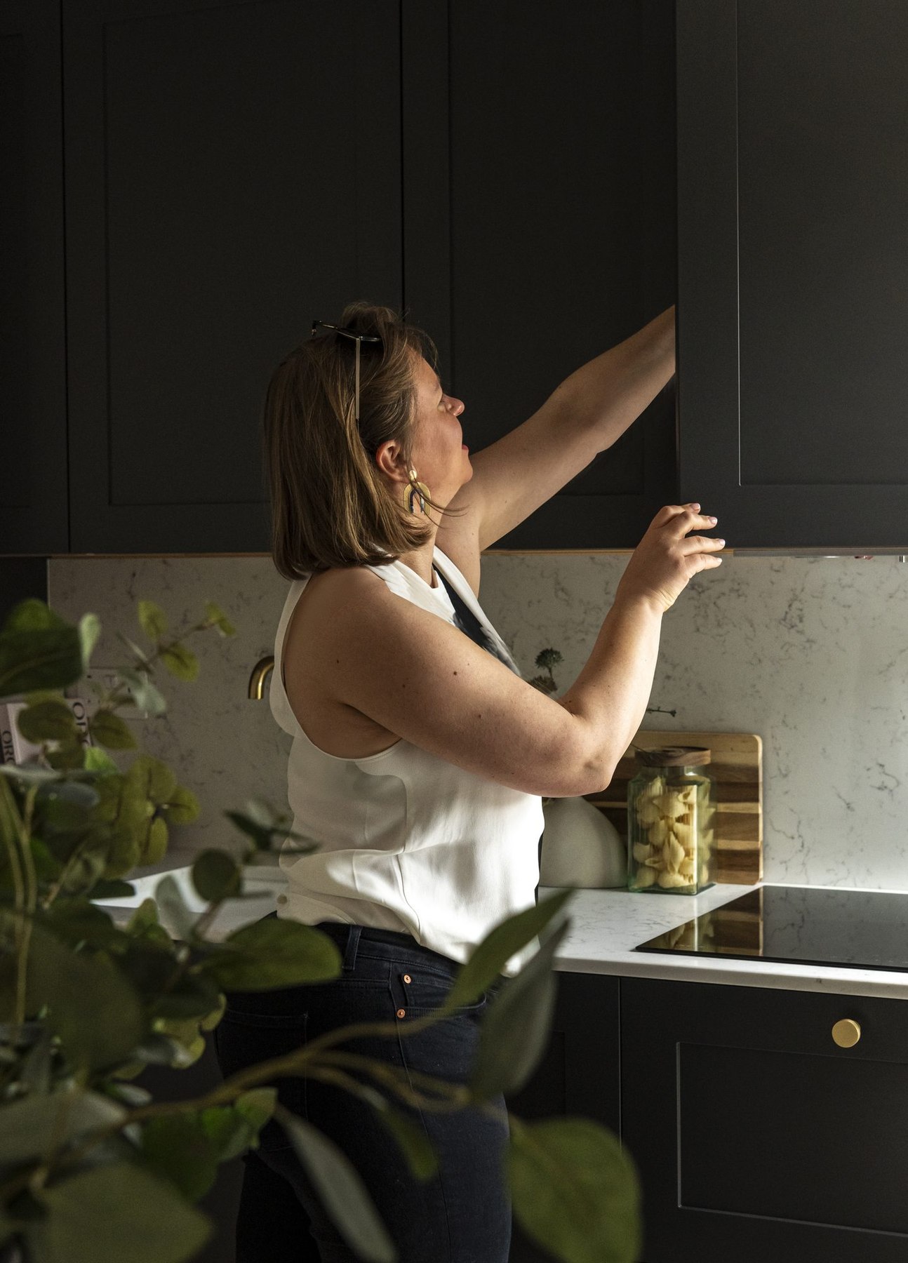 Ivy Gardens kitchen with British-made Shaker cabinetry and Kumari quartz worktops, Ealing — specification by HDEY